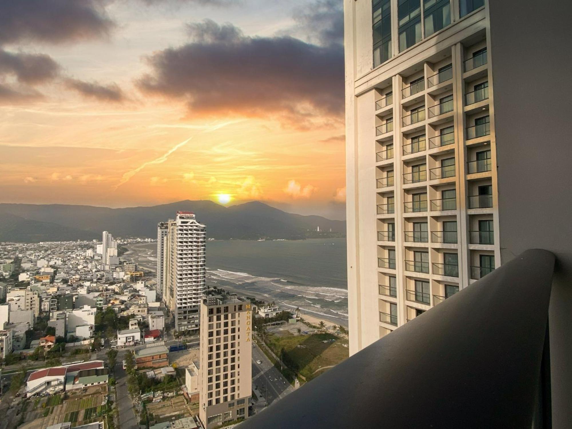 Luxury Apartment - Rooftop Swimming Pool - Beach Front - Hinata Apartment Da Nang Esterno foto